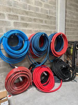 de nombreux types de tuyaux alignés contre un mur