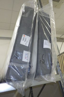 deux bagages posés sur une table