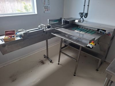 une photo d'une cuisine professionnelle équipée d'un tapis roulant