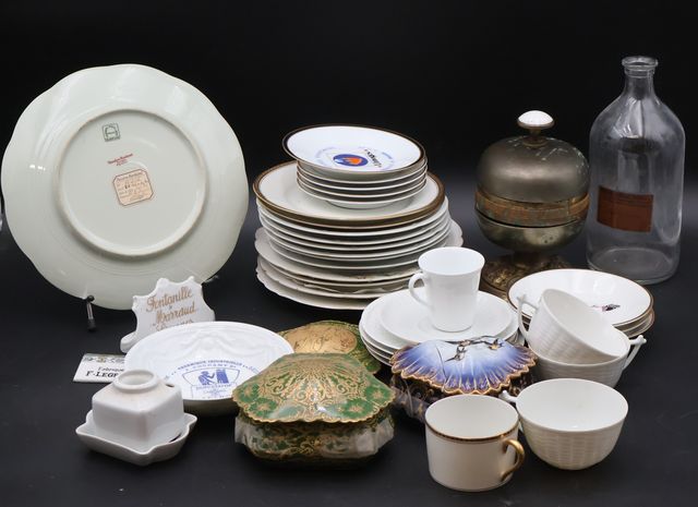 Collection de tasses, assiettes, sonnette de table et divers (acc...