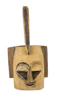 une image d'un masque en bois sur fond blanc