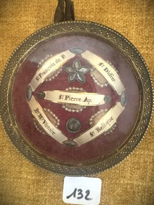 une photo d'une photo d'une horloge accrochée au mur