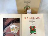 Deux livres sont ouverts sur une surface blanche, avec l'image d'une grenouille