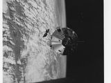 photographie en noir et blanc d'une station spatiale au centre de la Terre