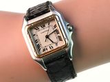 le poignet d'une femme sur lequel est posée une montre