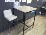 une table avec deux chaises et une bouteille d'eau posée dessus