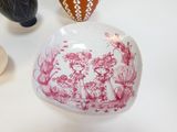 trois vases posés sur une table blanche