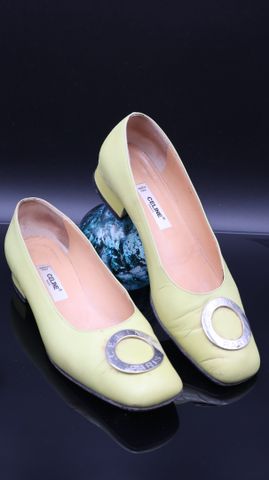 CELINE – Paire de chaussures à petit talon en cuir vert clair, un...