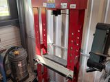 une grande machine qui se trouve dans un garage