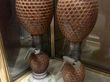 deux vases exposés dans une vitrine