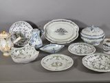 plusieurs assiettes et bols posés sur une table