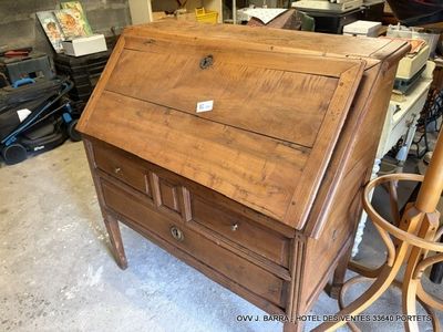un petit bureau en bois surmonté d'un tiroir