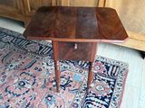 une petite table en bois surmontée d'un tiroir