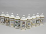 un ensemble de sept boîtes en porcelaine ornées de motifs dorés et blancs