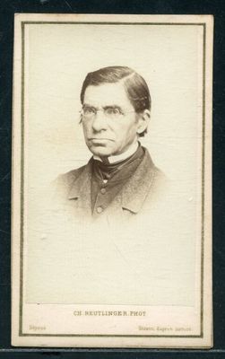 portrait d'un homme en uniforme militaire sur une photo en noir et blanc