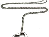 Collier avec un cœur en argent et une chaîne, sur fond blanc