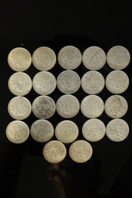 beaucoup de pièces d'argent sur une surface noire