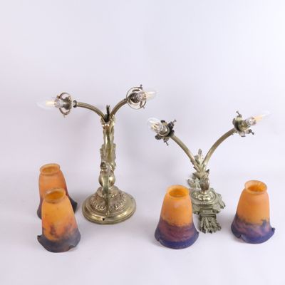 trois bougies placées les unes à côté des autres sur une table