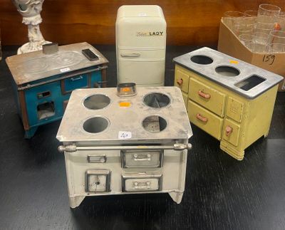 trois poêles à l'ancienne posés sur une table dans une pièce