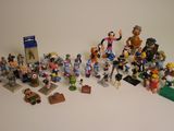 un grand nombre de figurines posées sur une table