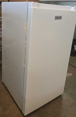 un réfrigérateur blanc placé dans une pièce