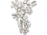 une broche en diamants et plaquée platine, signée Van Cleef