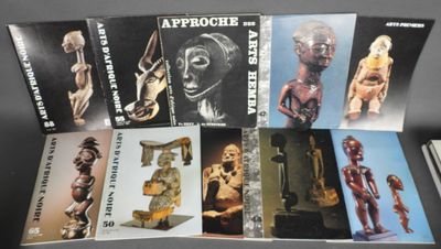 six livres consacrés à l'art africain exposés sur une table