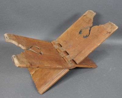 un petit avion en bois posé sur une table