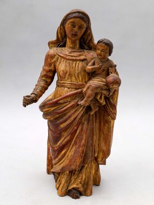 l'image d'une statue représentant une femme tenant un enfant dans ses bras