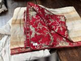 un morceau de tissu posé sur une table