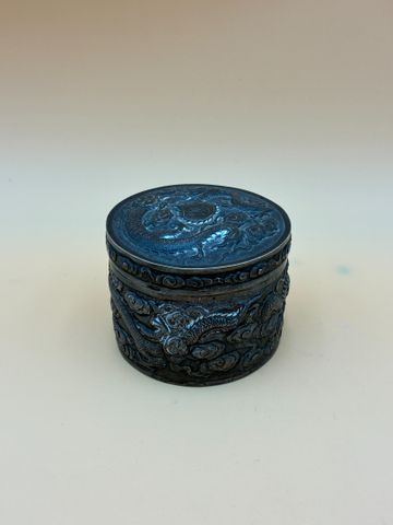 Petite boite en argent à décor de dragons H : 7 D : 9. Porte la m