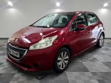 la voiture rouge est garée dans le garage sur un sol en damier