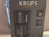 emballage d'une cafetière posée sur une table, à côté d'une tasse de café