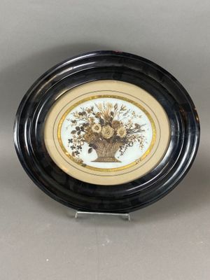 Cadre en bois noirci à vue ovale accueillant en son centre u… - Photo 1