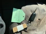 une clé de voiture et un bout de papier sur le siège