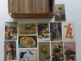une boîte remplie de vieilles cartes postales sur une table