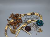 Plusieurs colliers et bracelets différents sont posés sur une table