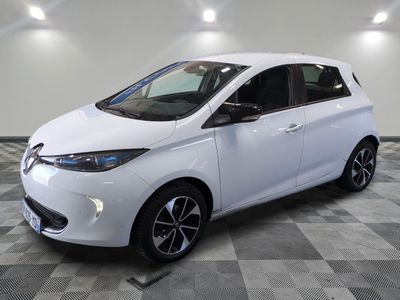 une photo d'une voiture blanche dans un showroom