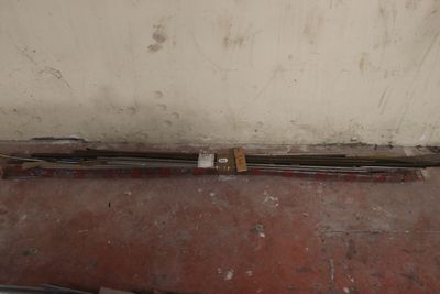 une photo d'un châssis de fenêtre cassé dans un coin d'une pièce