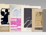 plusieurs livres sont empilés sur une surface blanche