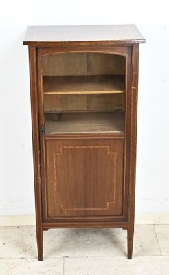 une image d'une armoire en bois avec une porte en verre