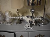 une lampe posée sur une commode dans une pièce