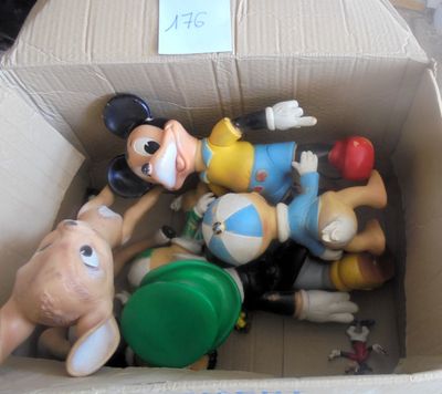 une boîte en carton contenant tout un tas de figurines