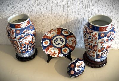 trois vases et une assiette posés sur une table