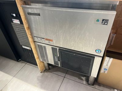 une photo d'un lave-vaisselle en acier inoxydable posé sur un plan de travail