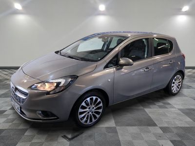 la photo d'une voiture grise garée dans un garage