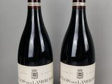deux bouteilles de vin rouge posées l'une à côté de l'autre sur une table