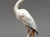 une image représentant une statue d'un oiseau blanc au long cou