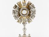 un calice en argent et en or surmonté d'une croix
