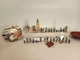 de nombreuses figurines posées sur une étagère